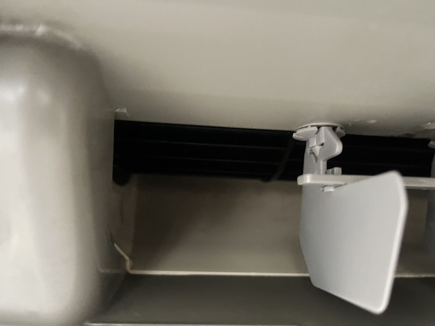 施工後:分解洗浄を終えたエアコン室内機の送風口内部。黒い送風ファンと白い周辺部品
